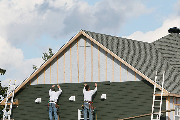 Professional Siding technician working in Roanoke, IL